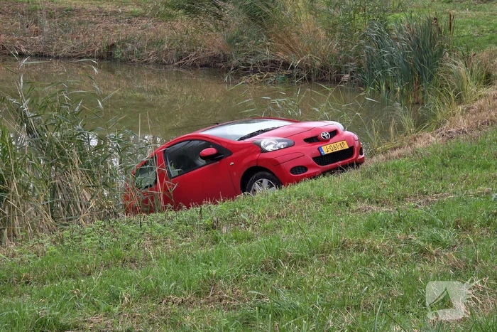 Automobilist belandt in water na ongeval