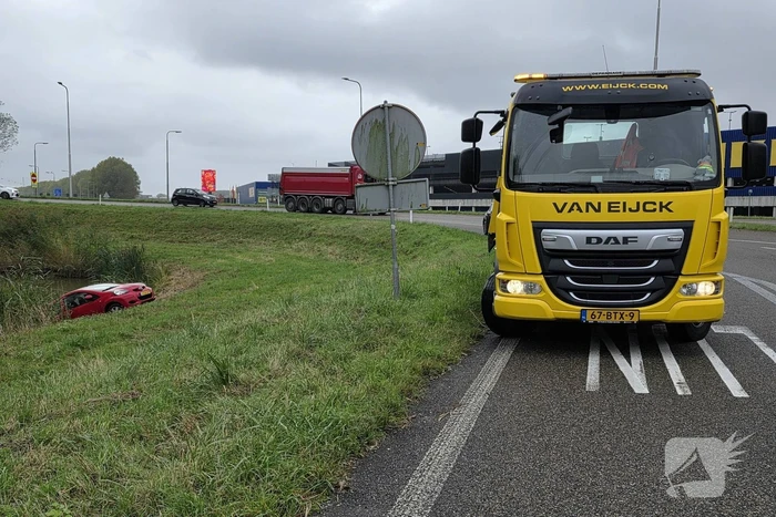 Automobilist belandt in water na ongeval