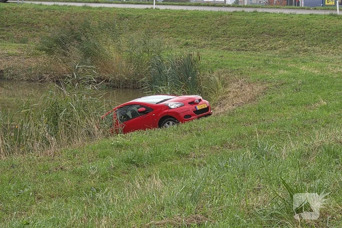 Automobilist belandt in water na ongeval