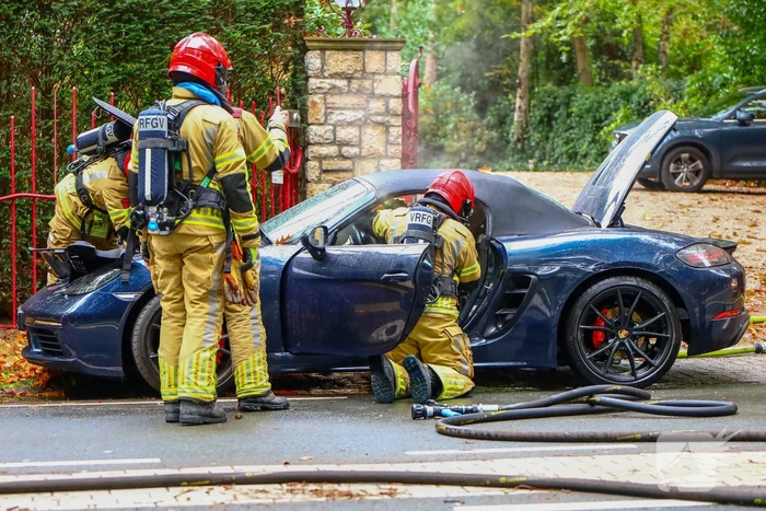 Porsche gaat in vlammen op tijdens rit