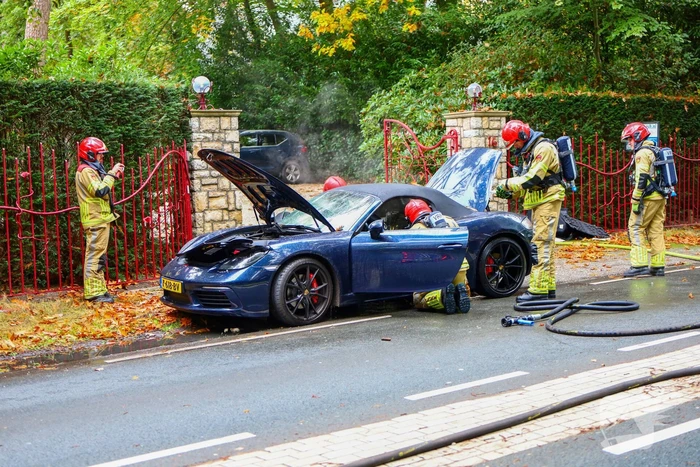 Porsche gaat in vlammen op tijdens rit