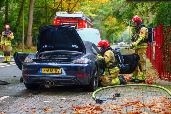 Porsche gaat in vlammen op tijdens rit