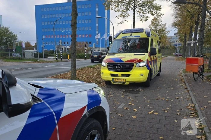 Fietser naar ziekenhuis na aanrijding