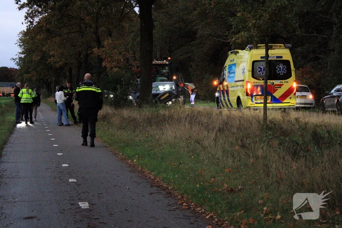 Auto raakt van weg en knalt tegen boom