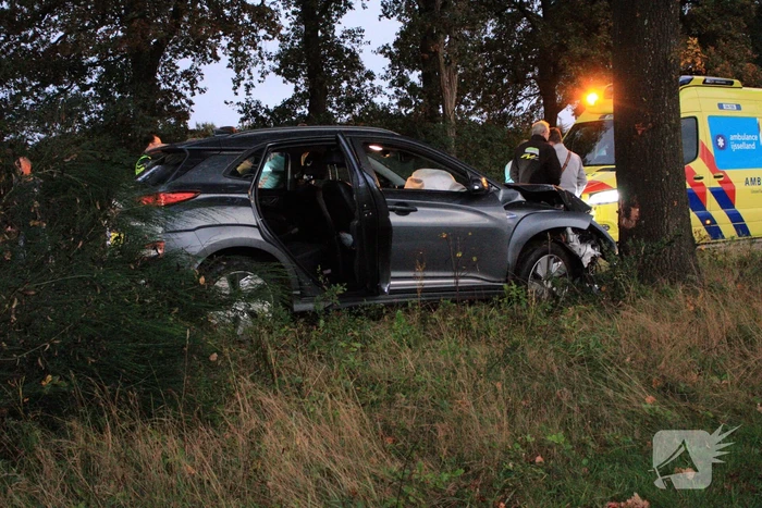 Auto raakt van weg en knalt tegen boom