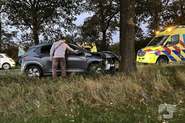 Auto raakt van weg en knalt tegen boom