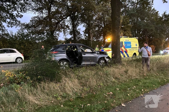 Auto raakt van weg en knalt tegen boom