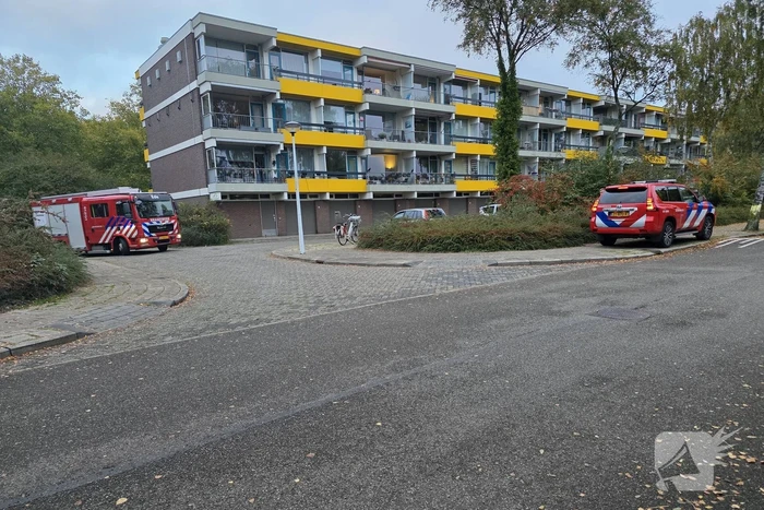 Politie en brandweer doen onderzoek in woning, gevaarlijke stoffen aangetroffen