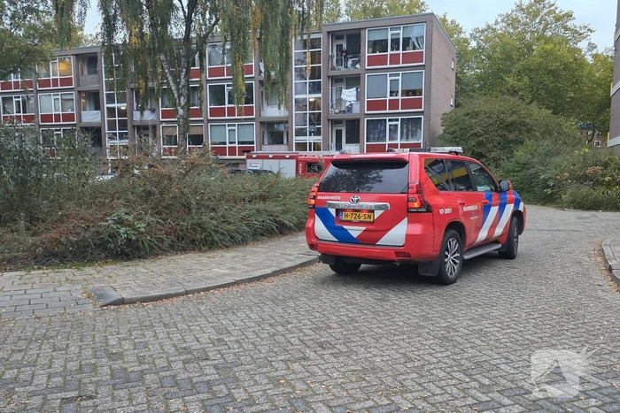 Politie en brandweer doen onderzoek in woning, gevaarlijke stoffen aangetroffen