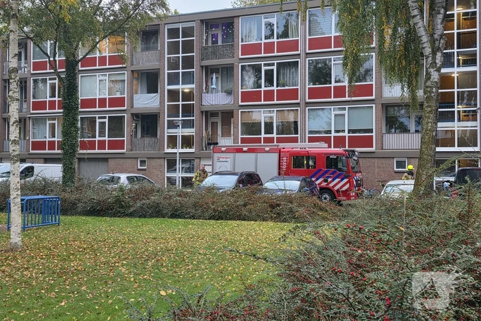 Politie en brandweer doen onderzoek in woning, gevaarlijke stoffen aangetroffen