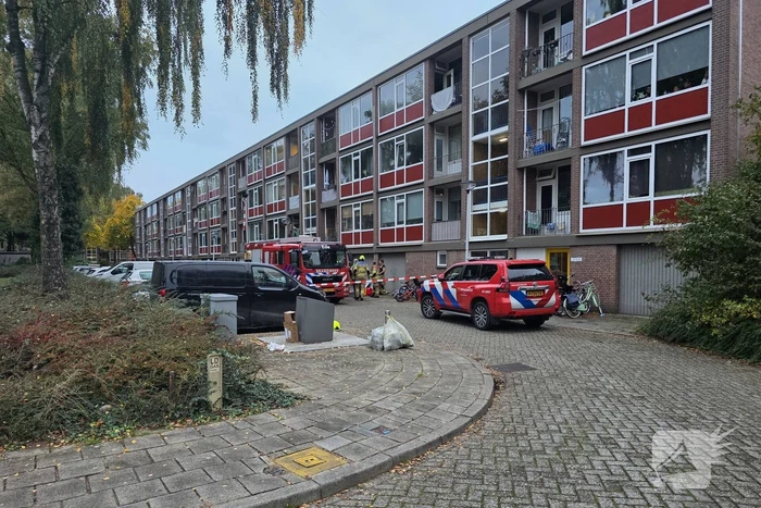 Politie en brandweer doen onderzoek in woning, gevaarlijke stoffen aangetroffen
