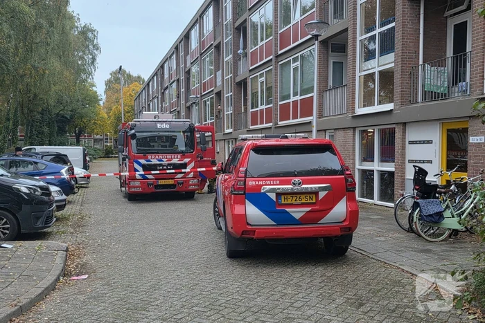 Politie en brandweer doen onderzoek in woning, gevaarlijke stoffen aangetroffen