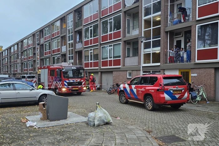 Politie en brandweer doen onderzoek in woning, gevaarlijke stoffen aangetroffen
