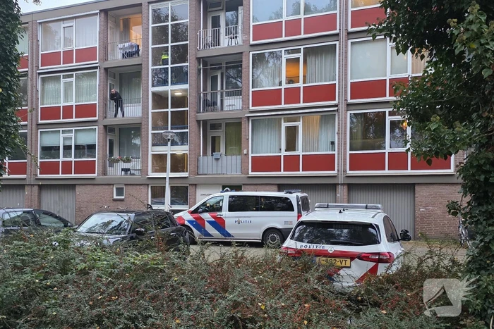 Politie en brandweer doen onderzoek in woning, gevaarlijke stoffen aangetroffen