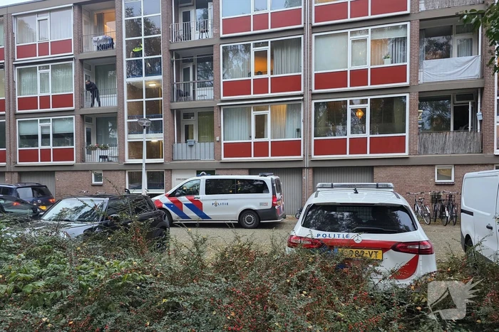 Politie en brandweer doen onderzoek in woning, gevaarlijke stoffen aangetroffen