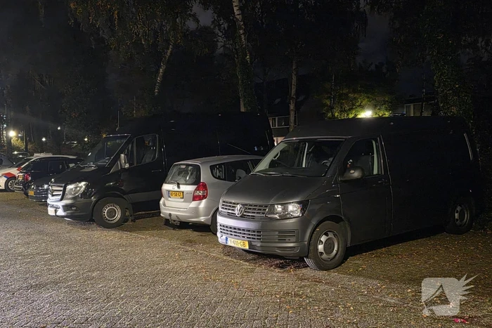 Politie en brandweer doen onderzoek in woning, gevaarlijke stoffen aangetroffen
