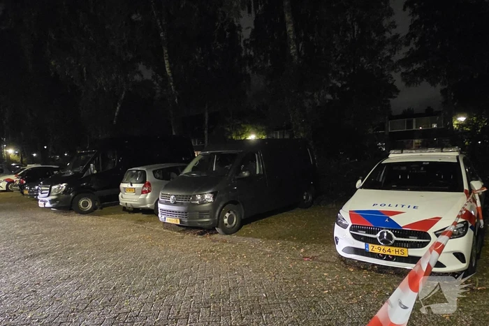 Politie en brandweer doen onderzoek in woning, gevaarlijke stoffen aangetroffen