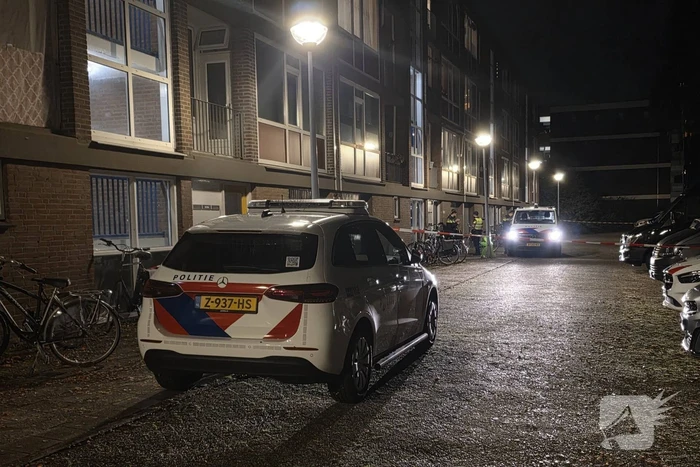 Politie en brandweer doen onderzoek in woning, gevaarlijke stoffen aangetroffen
