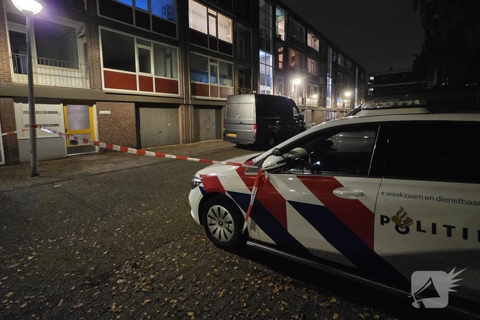 Politie en brandweer doen onderzoek in woning, gevaarlijke stoffen aangetroffen
