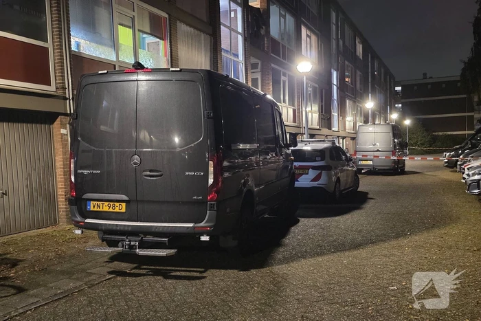 Politie en brandweer doen onderzoek in woning, gevaarlijke stoffen aangetroffen