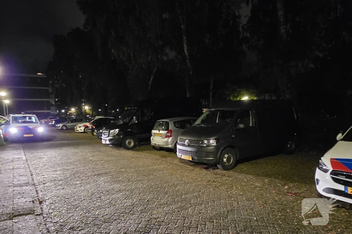 Politie en brandweer doen onderzoek in woning, gevaarlijke stoffen aangetroffen