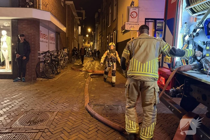 Cafe personeel blust brand in afzuigkap