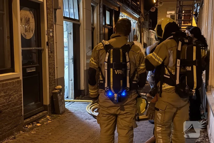 Cafe personeel blust brand in afzuigkap