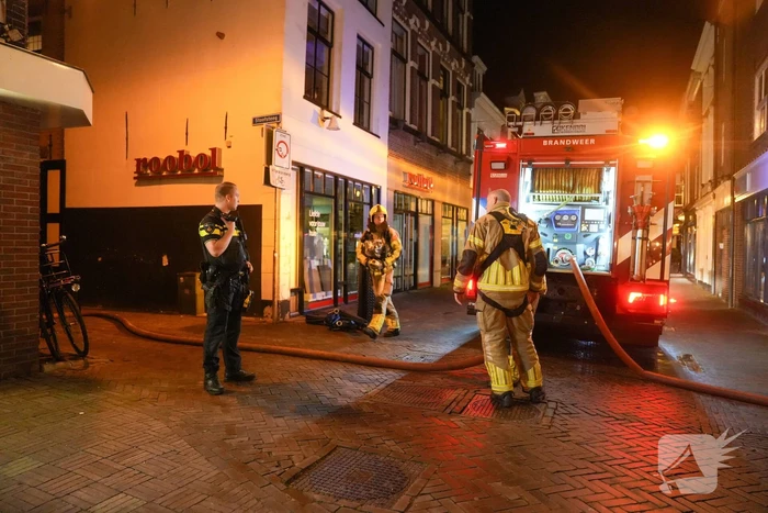 Cafe personeel blust brand in afzuigkap