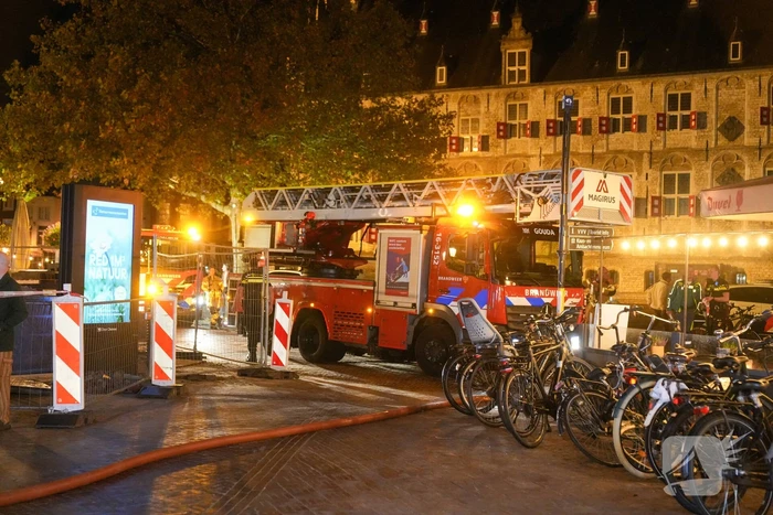 Cafe personeel blust brand in afzuigkap