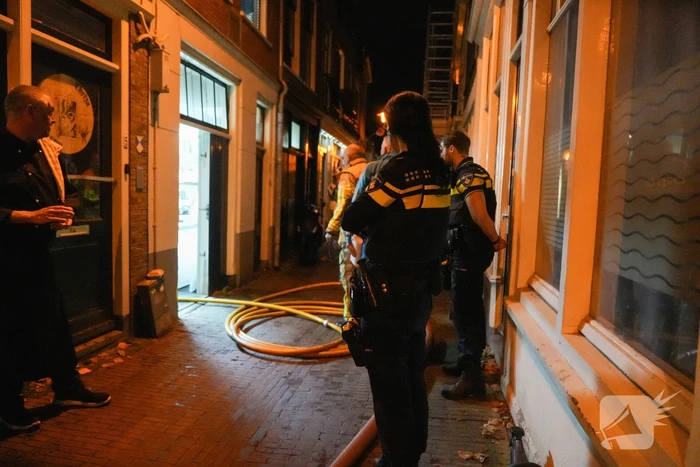 Cafe personeel blust brand in afzuigkap