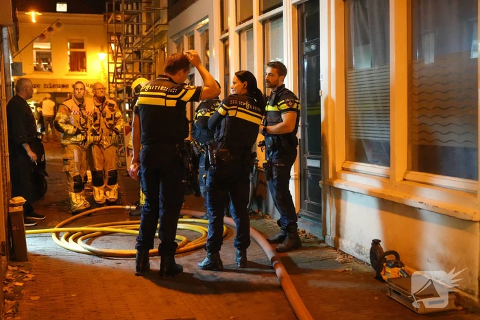 Cafe personeel blust brand in afzuigkap