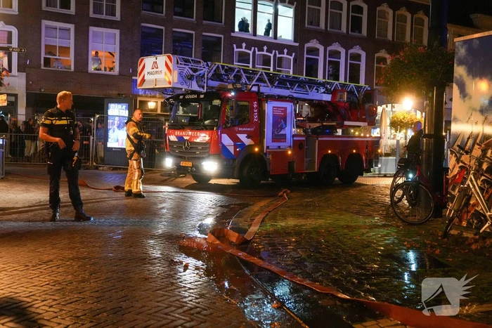 Cafe personeel blust brand in afzuigkap