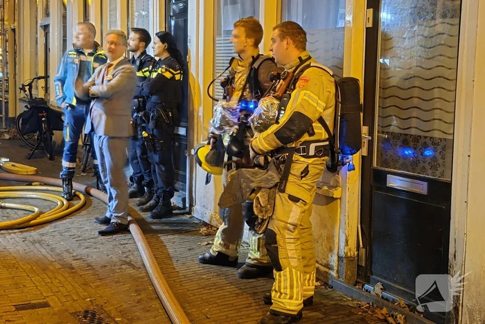 Cafe personeel blust brand in afzuigkap