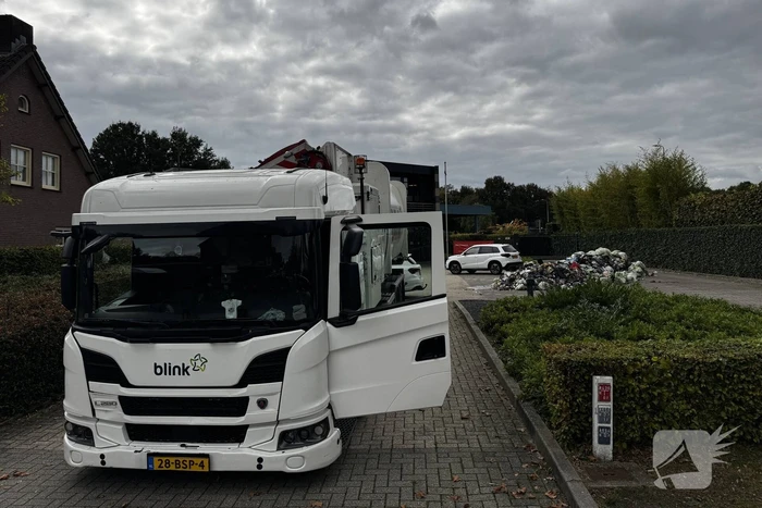 Vuilniswagen Lost Brandende Lading Op Parkeerplaats Van Brandweerkazerne