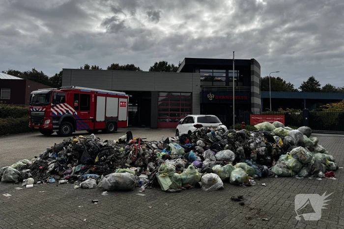 Vuilniswagen Lost Brandende Lading Op Parkeerplaats Van Brandweerkazerne
