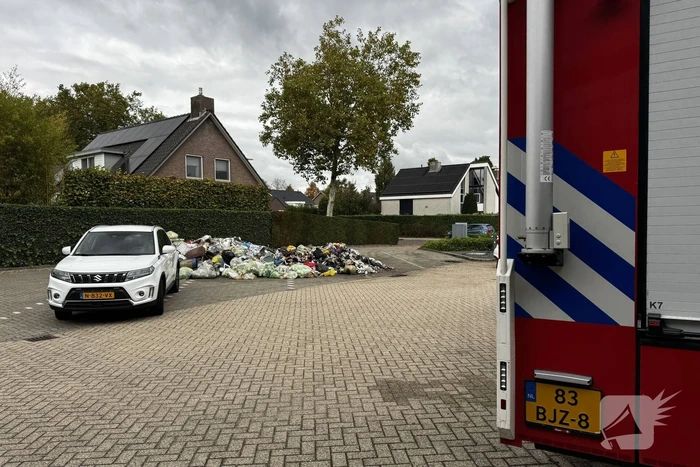 Vuilniswagen Lost Brandende Lading Op Parkeerplaats Van Brandweerkazerne