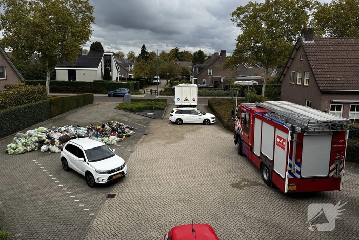 Vuilniswagen Lost Brandende Lading Op Parkeerplaats Van Brandweerkazerne