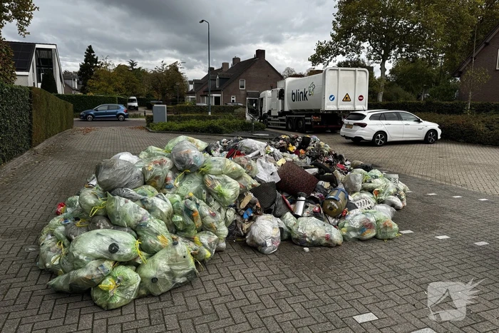 Vuilniswagen Lost Brandende Lading Op Parkeerplaats Van Brandweerkazerne