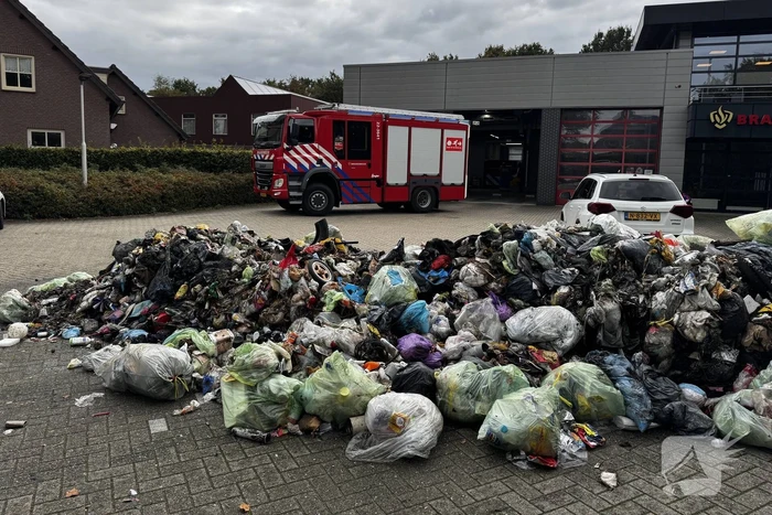 Vuilniswagen Lost Brandende Lading Op Parkeerplaats Van Brandweerkazerne