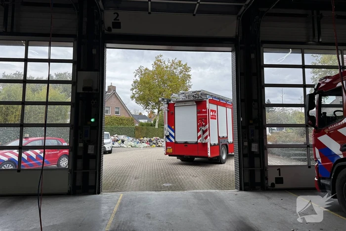 Vuilniswagen Lost Brandende Lading Op Parkeerplaats Van Brandweerkazerne