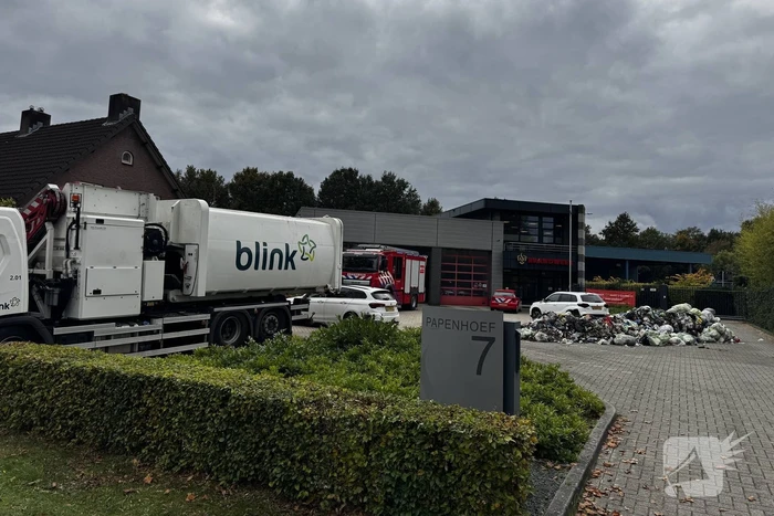 Vuilniswagen Lost Brandende Lading Op Parkeerplaats Van Brandweerkazerne
