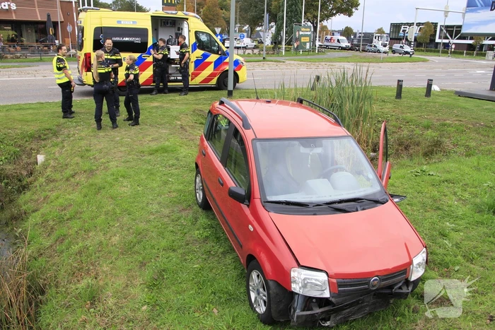 Man raakt onwel en botst tegen busje