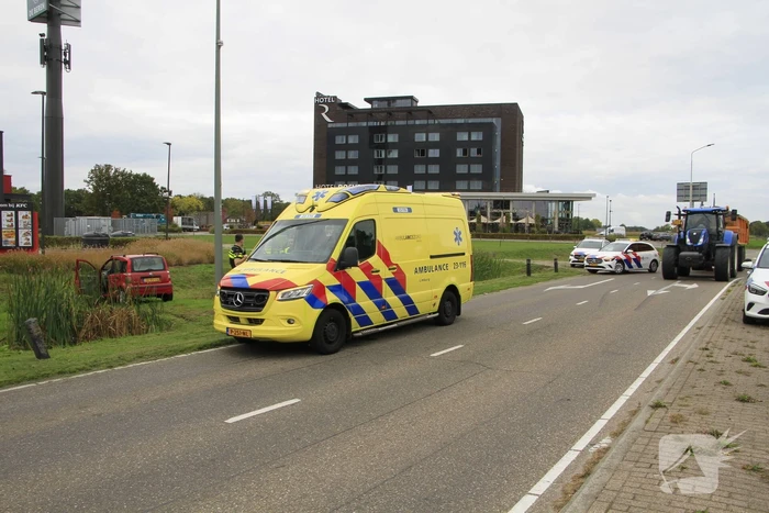 Man raakt onwel en botst tegen busje