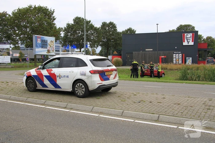 Man raakt onwel en botst tegen busje