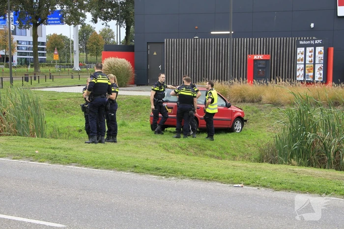 Man raakt onwel en botst tegen busje