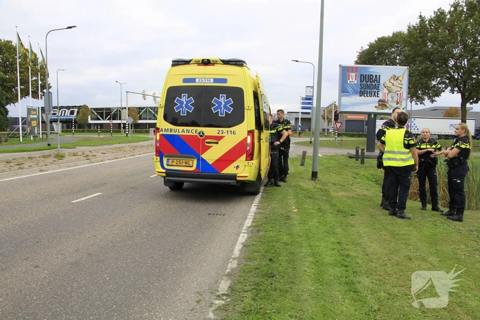 Man raakt onwel en botst tegen busje