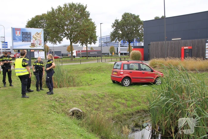 Man raakt onwel en botst tegen busje