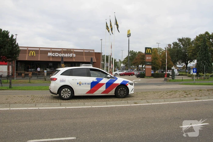 Man raakt onwel en botst tegen busje