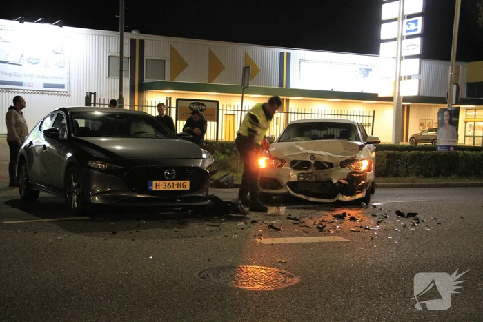 Auto's Fors Beschadigd Na Botsing