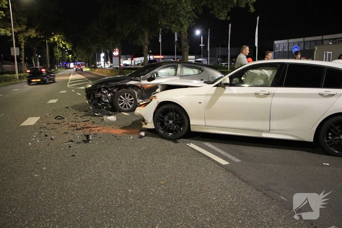 Auto's Fors Beschadigd Na Botsing